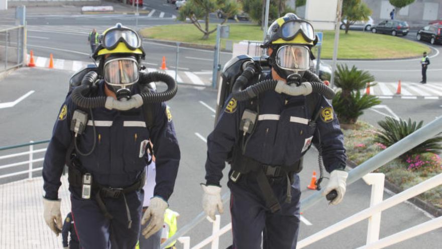 Policía y Bomberos participan en un simulacro en el Hipercor