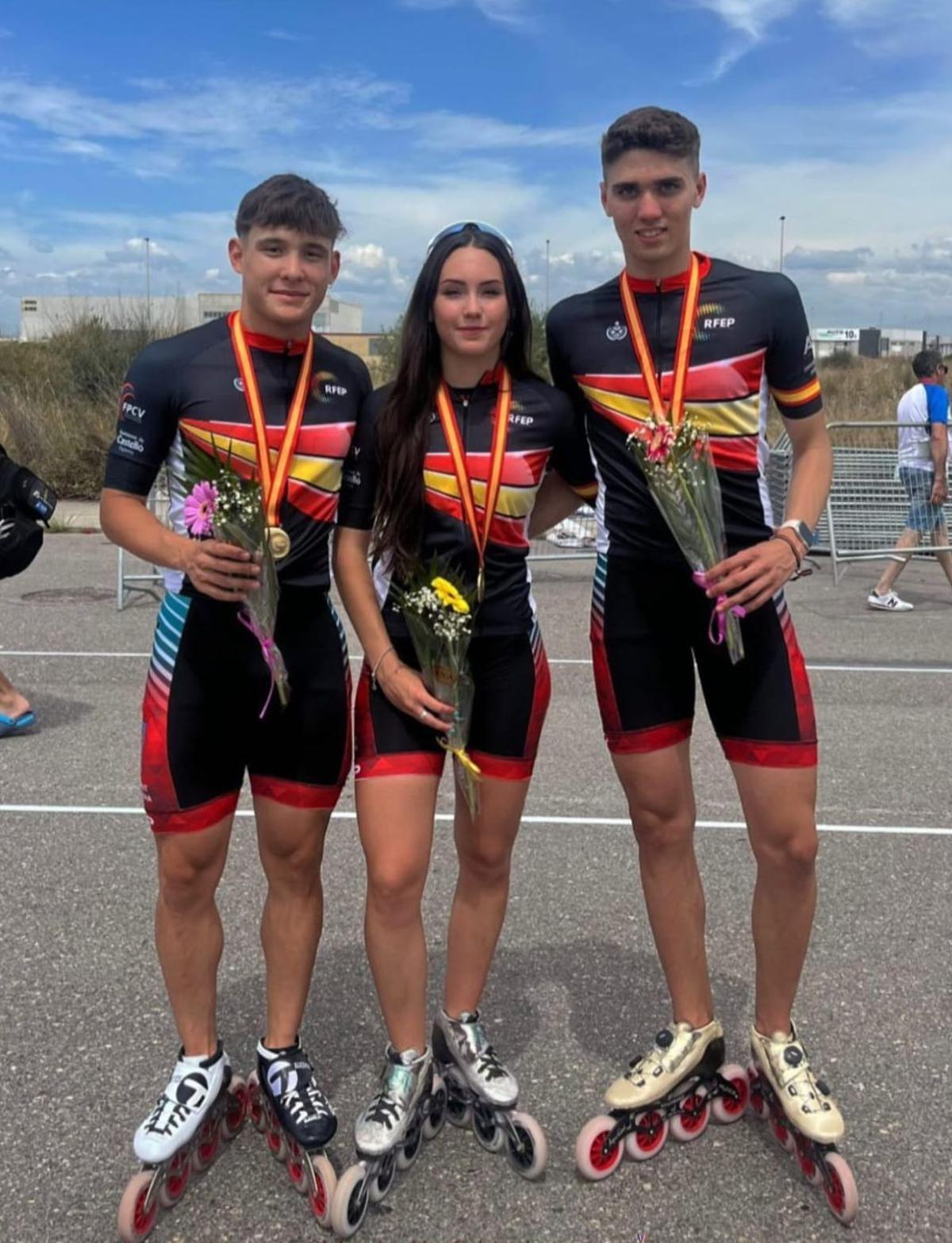 Alejandro Cortés (i), Lola Estrada (c) y Carlos Delgado (d) han logrado el oro este sábado para el Almassora Club Patí en Castelló.