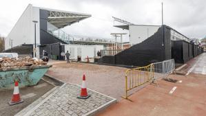 El fuerte viento derrumba parte del muro del estadio municipal de El Plantío en Burgos