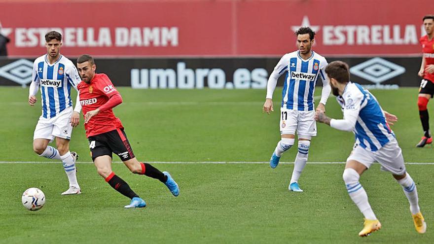 Dani Rodríguez conduce el balón durante el partido.