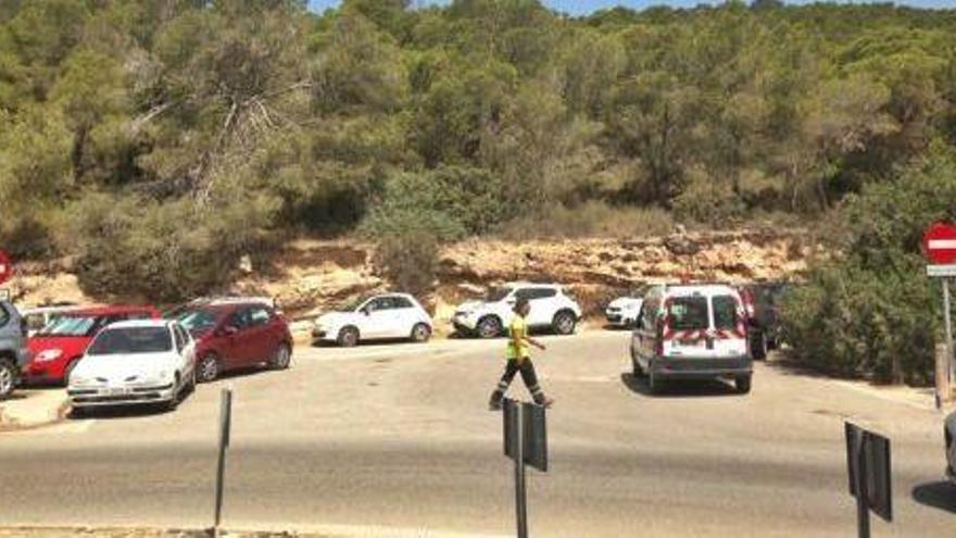 Vehículos mal aparcados junto a la rotonda de acceso a la playa de ses Salines.