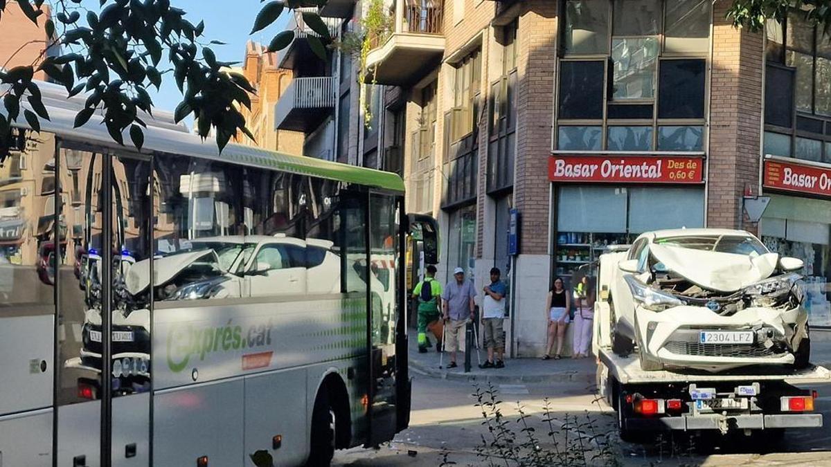 El bus que fa el servei directe a Barcelona des de Manresa i el vehicle que hi ha xocat a la grua per endur-se'l