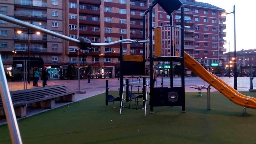 Instalan el mobiliario infantil en la zona de juegos de la Gesta