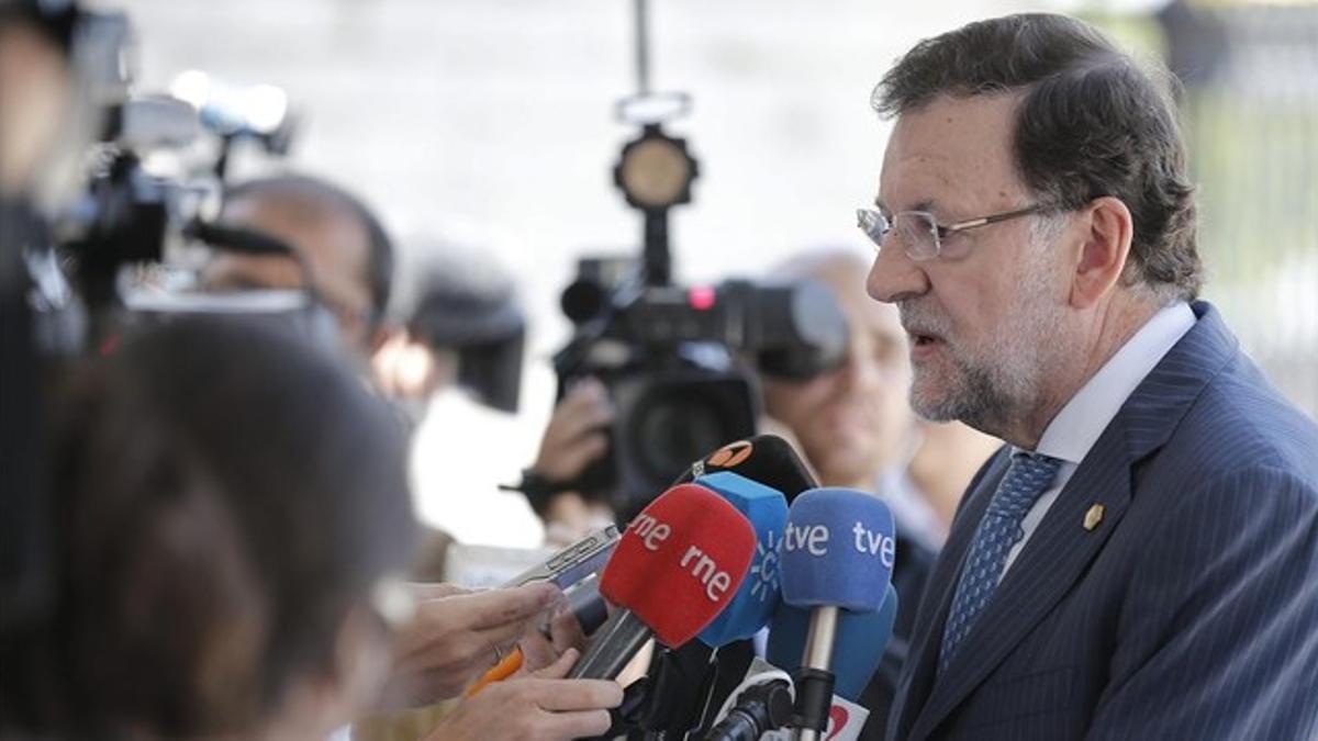El presidente del Gobierno, Mariano Rajoy, atiende a los medios, este jueves a su llegada a Bruselas.