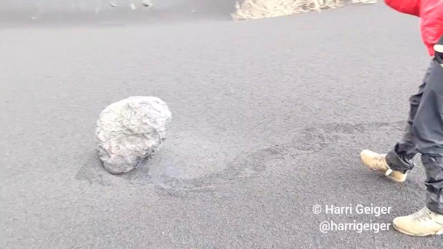 Bombas de lava ruedan por la ladera del volcán.