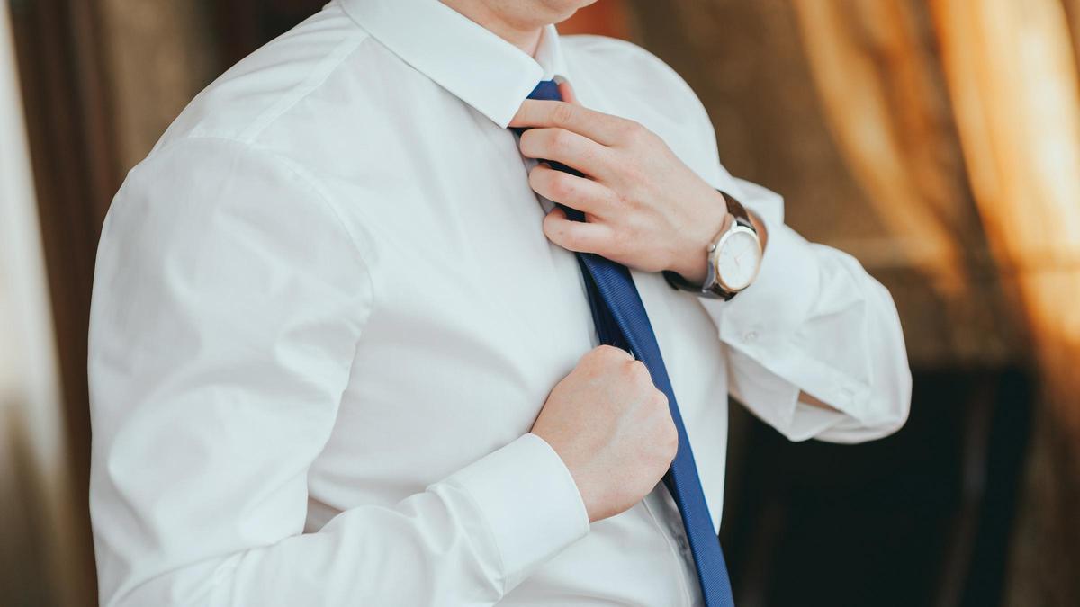 Un hombre se ajusta una corbata