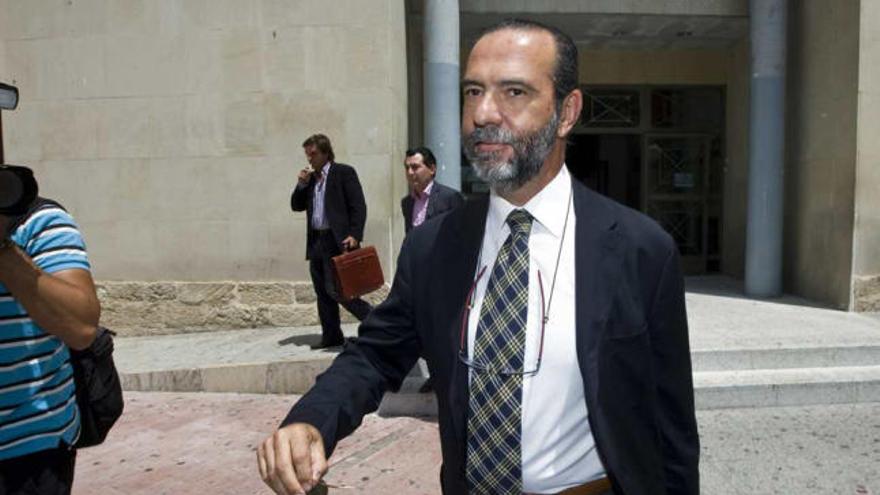 Jesús Quesada abandona ayer el Palacio de Justicia tras más de dos horas de declaración.