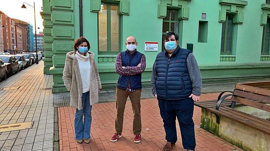 Montserrat López, Jesús Martínez Salvador y Pelayo Barcia, en El Coto.