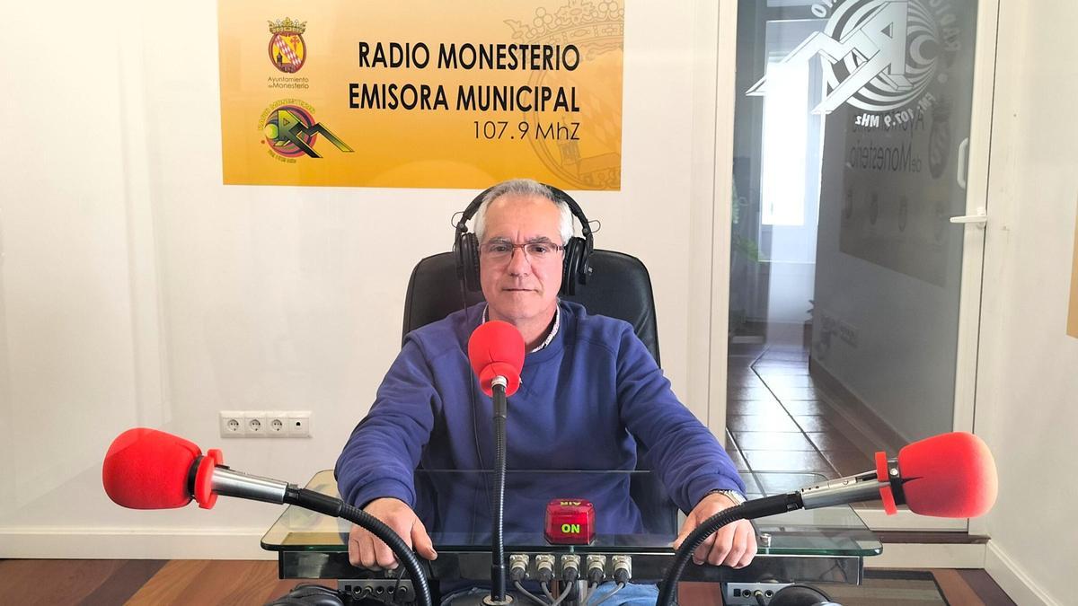 José Pedro Farrona entrevistado en los estudios de Radio Monesterio