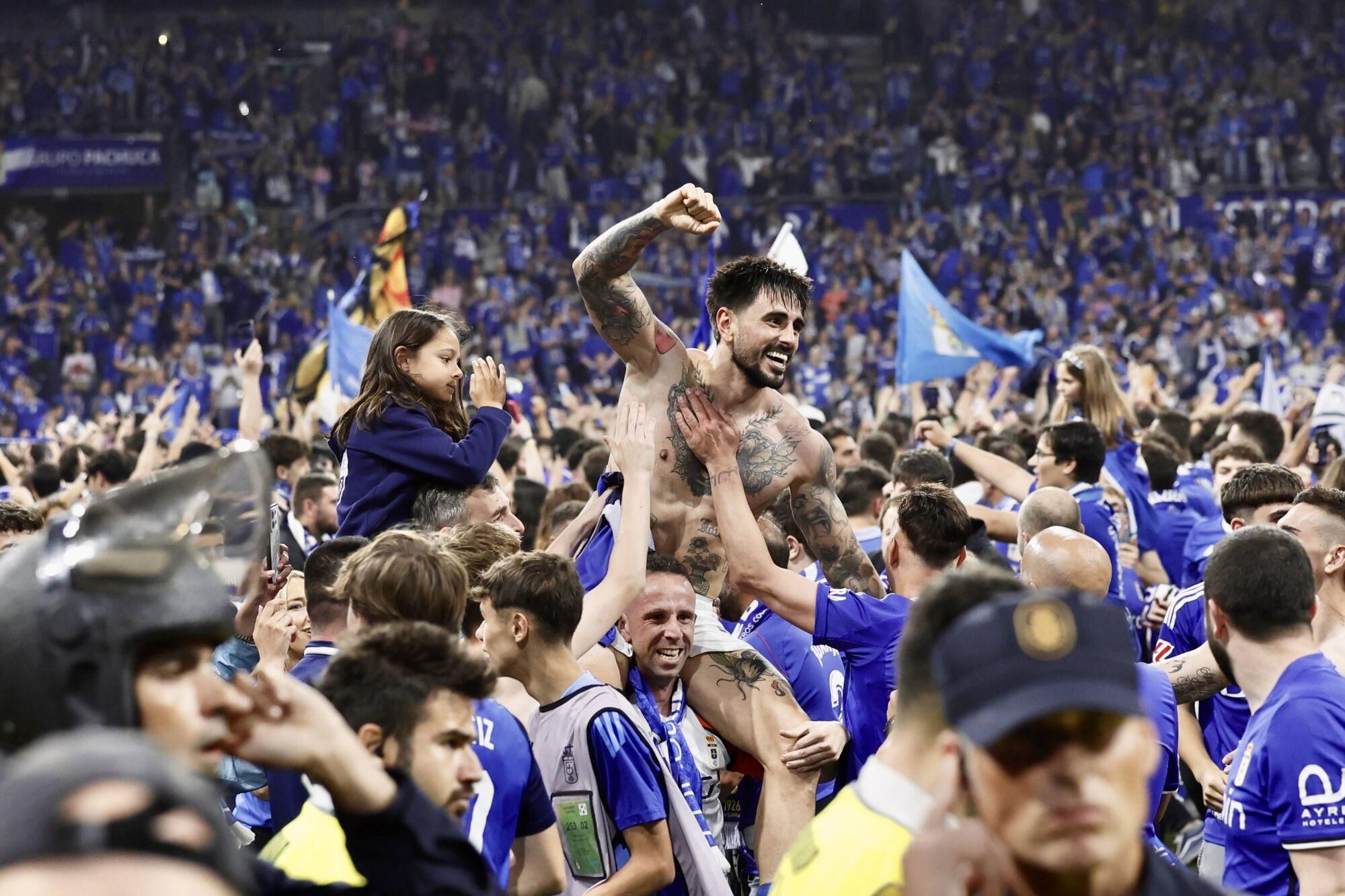 Así se vivió en el Carlos Tartiere la noche del ascenso del Oviedo a Primera División 24 años después