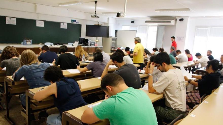 Universitarios durante un examen