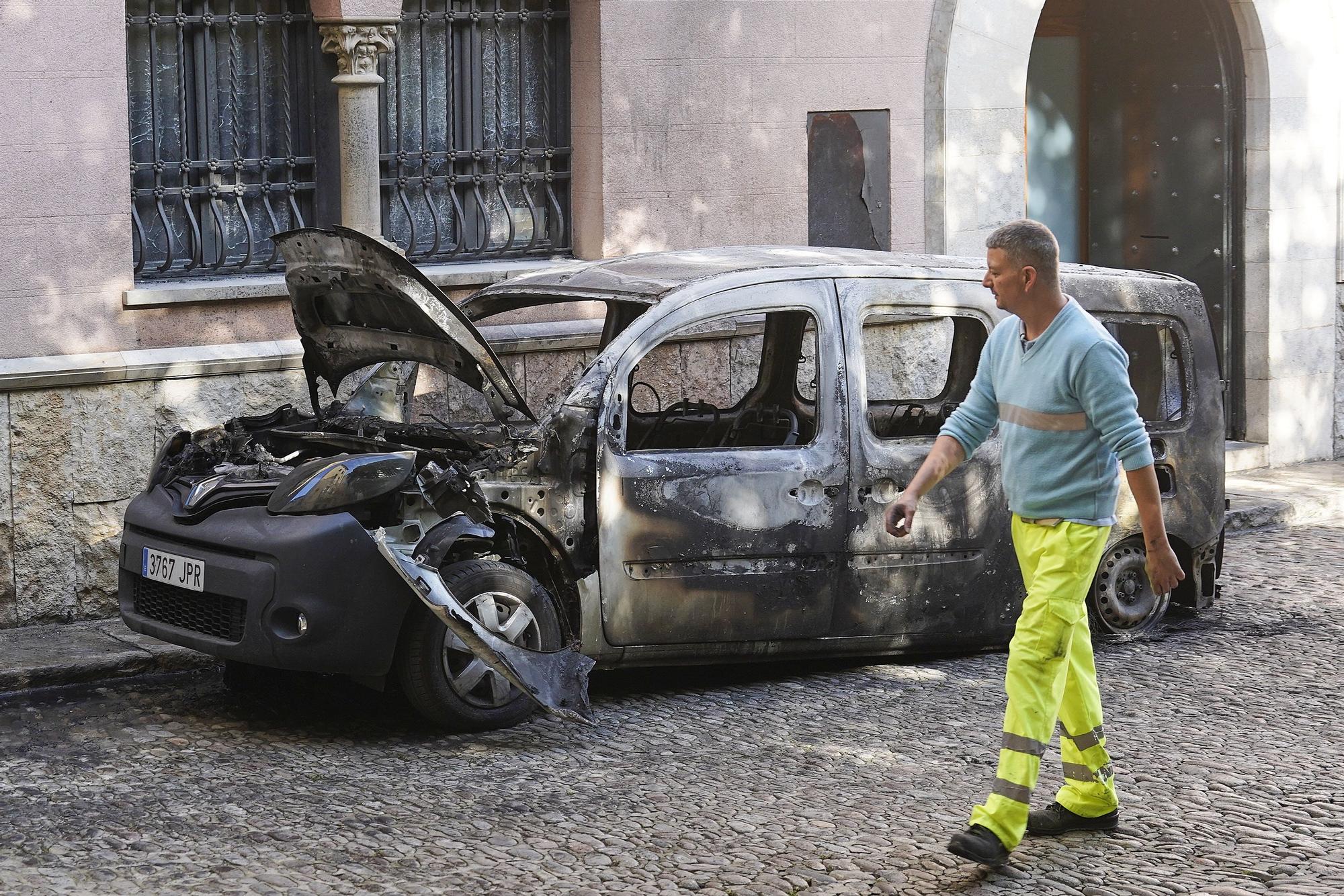 Crema una furgoneta aparcada al Barri Vell de Girona