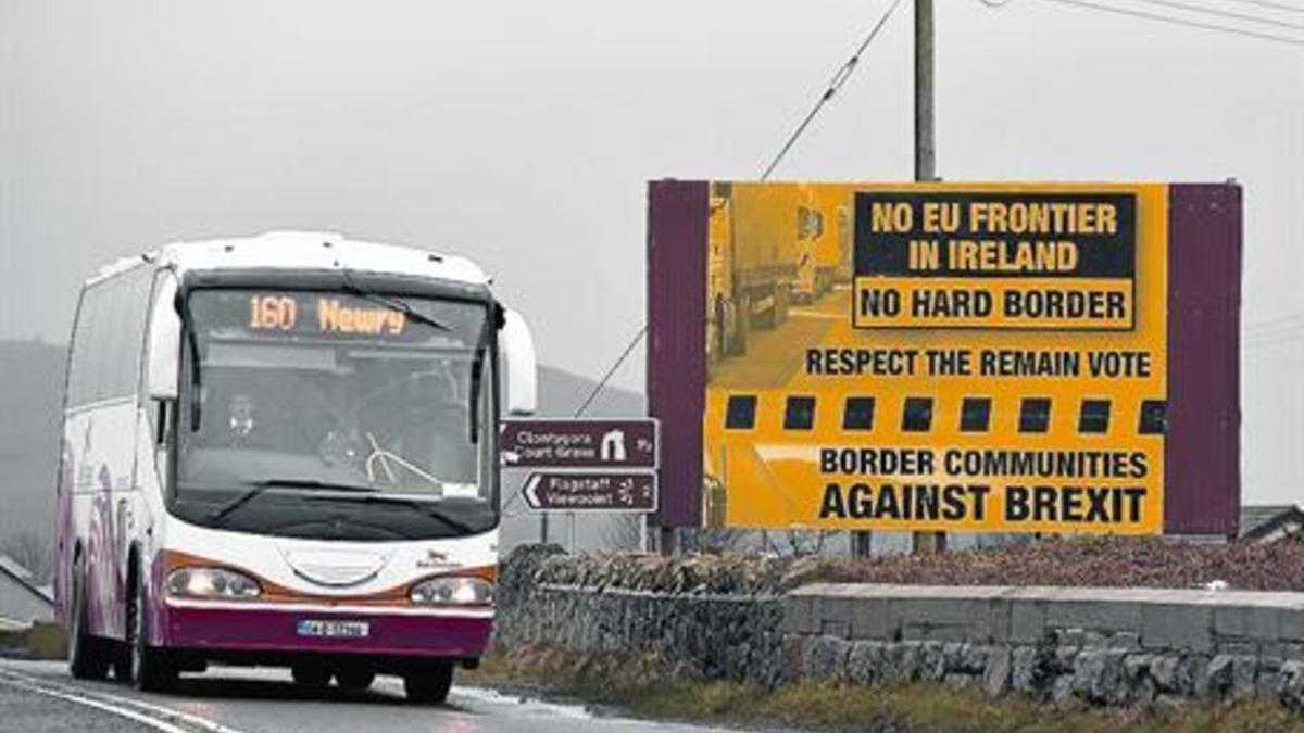 Protesta 8Un autobús cruza la frontera entre Irlanda del Norte e Irlanda junto a un cartel contra el 'brexit'.