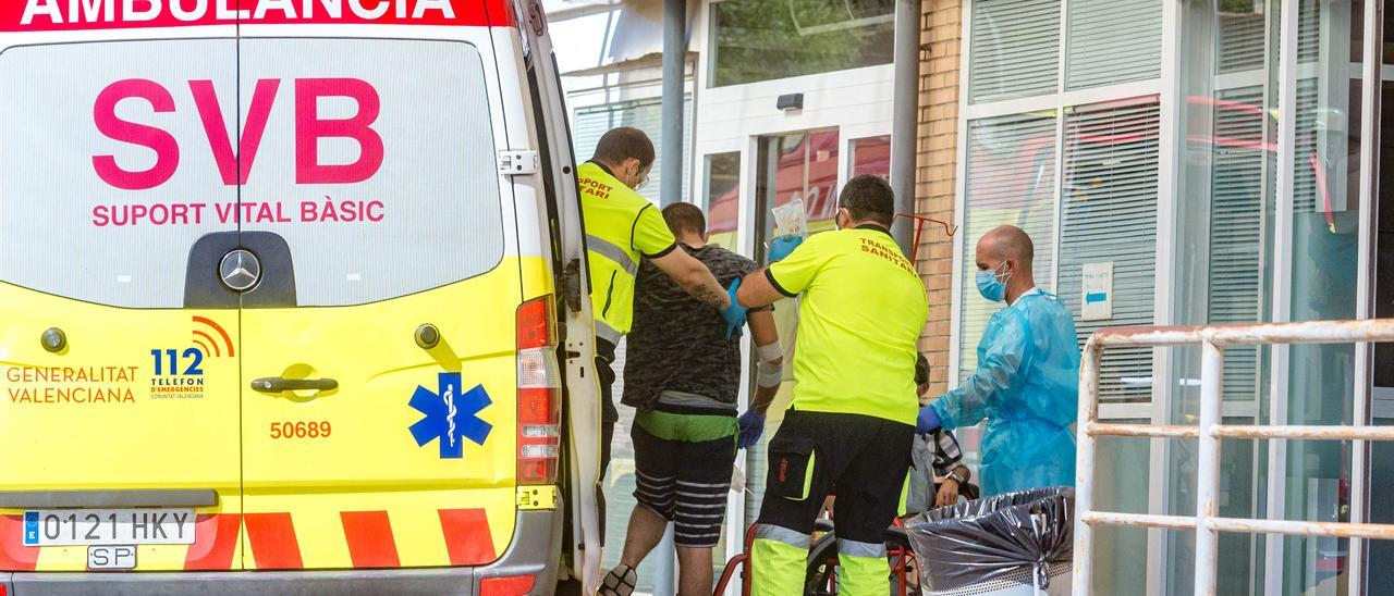 Un paciente llega a las Urgencias del Hospital de la Vila, uno de los más saturados de la provincia