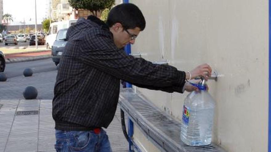 Situación del agua potable en la Ribera.Vecinos de Alzira llenan botellas en fuentes.