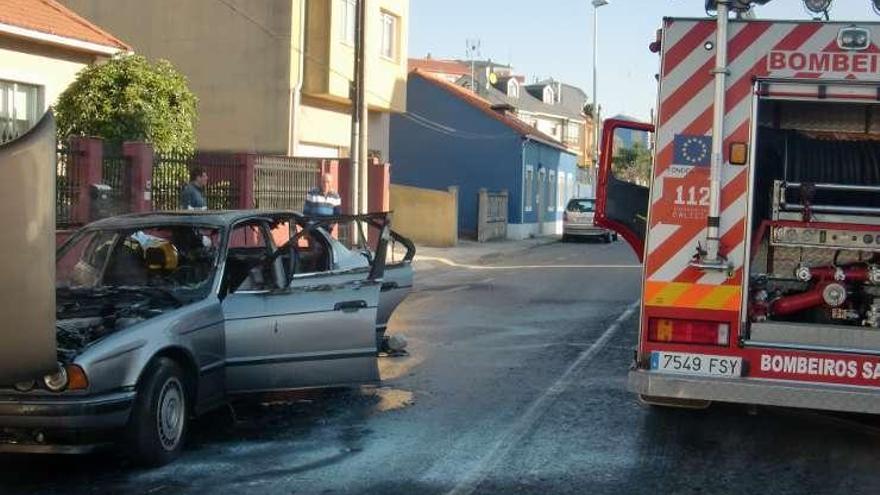 Imagen del coche que ardió ayer en Sada y sus Contornos.