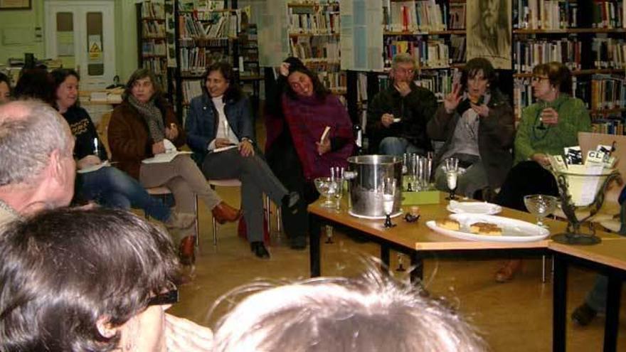 Asistentes al encuentro de lectores en la Biblioteca de Castropol.