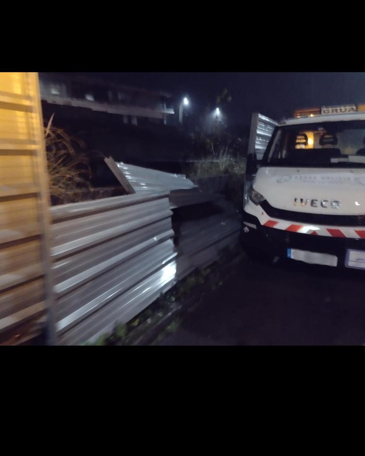 En Ribeira, unas chapas de cierre de carretera salieron volando en la rúa Cuveliño