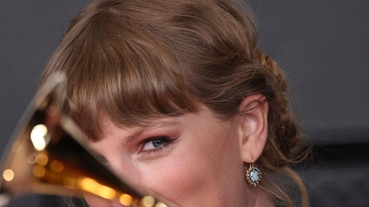 Lo de Taylor Swift en los Grammy 2021 es para echarse muchas flores, como su vestido: ella, conquistadora de los premios 