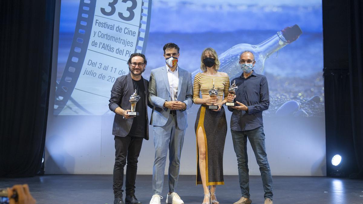Luis Larrodera junto a los homenajeados en el Festival de Cine de L'alfàs