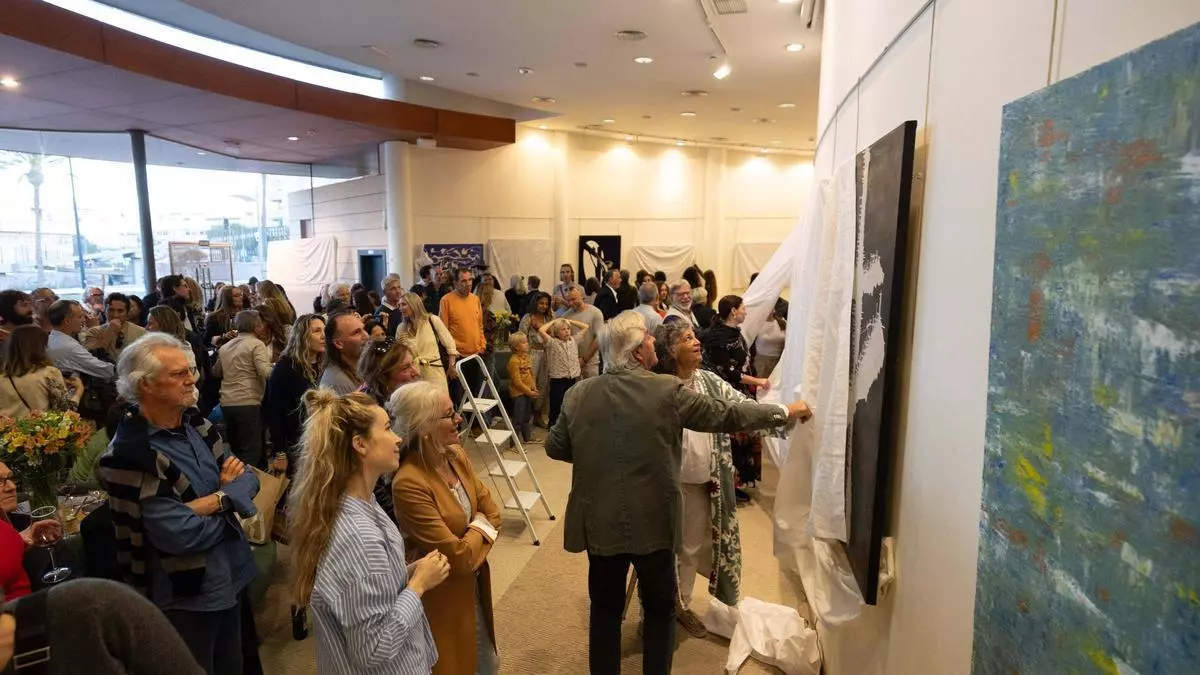 Rafael Cavestany llena el Club Diario  en la inauguración de su exposición