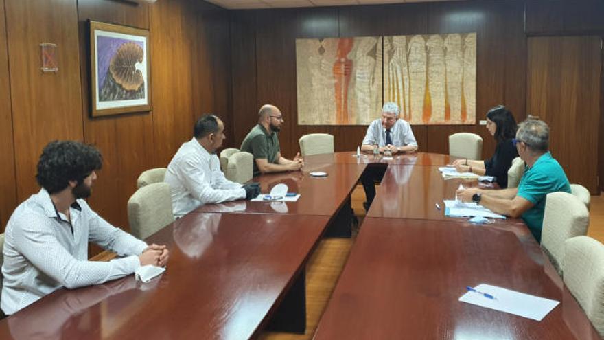 Pedro Quevedo, en el centro, con los representantes de los mercados.