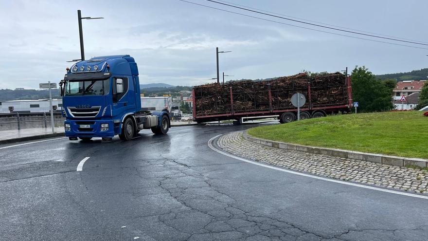 Un camión cargado de madera pierde la gabarra en la circunvalación de Lalín