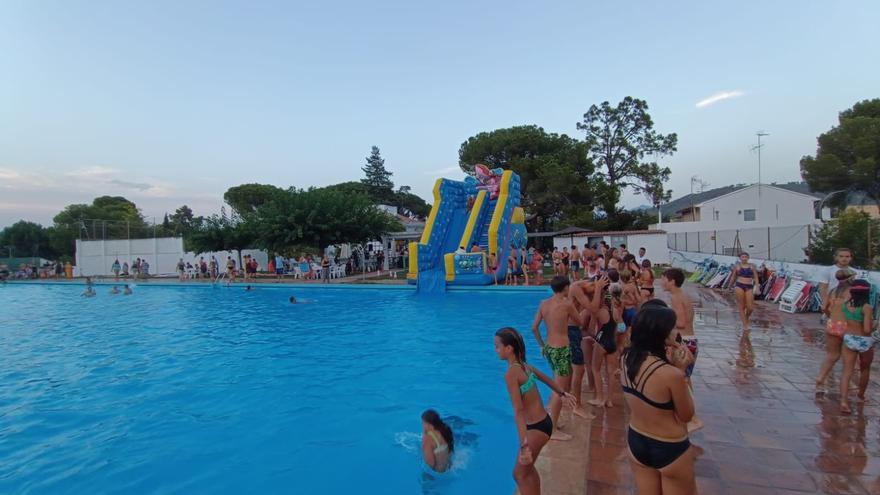 Navajas triunfa con su fiesta solidaria en la piscina