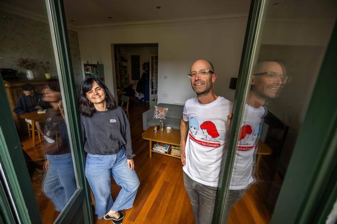 Jordi y Laura -y a la izquierda su hijo Iker-, en el salón de su casa de Barcelona, que comparten en vacaciones en la plataforma Home Exchange.