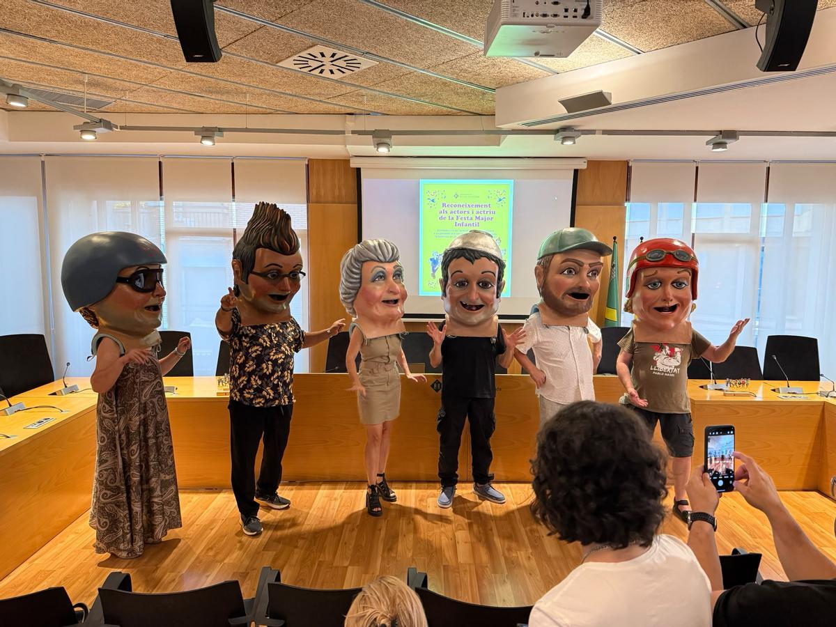 Els actors, amb els capgrossos dels personatges