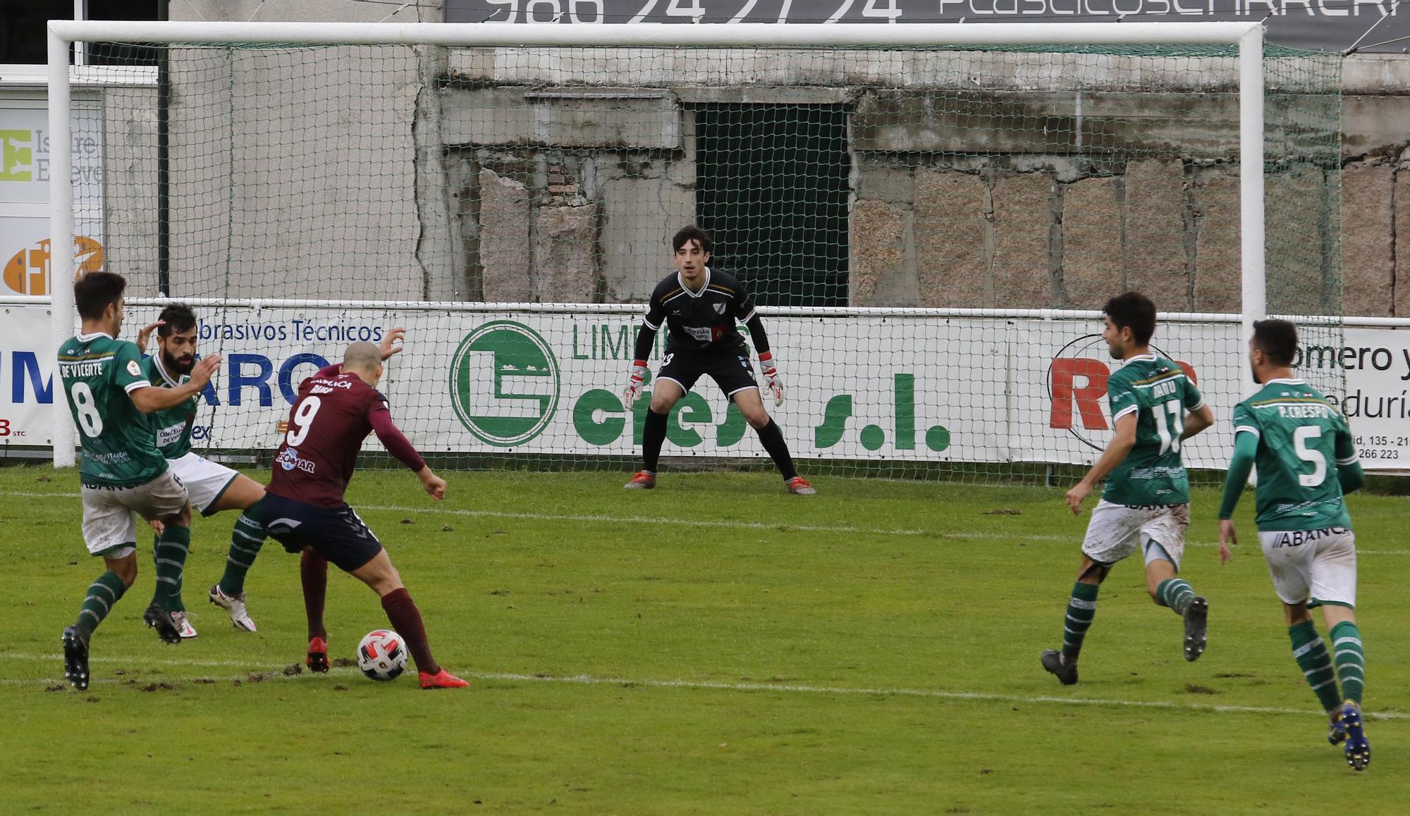 El Pontevedra pierde el título de invicto ante el Coruxo