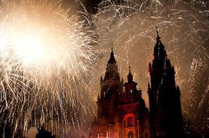 Milers de persones assisteixen a l’espectacle de llum i so que ha marcat l’inici del Dia de Galícia.