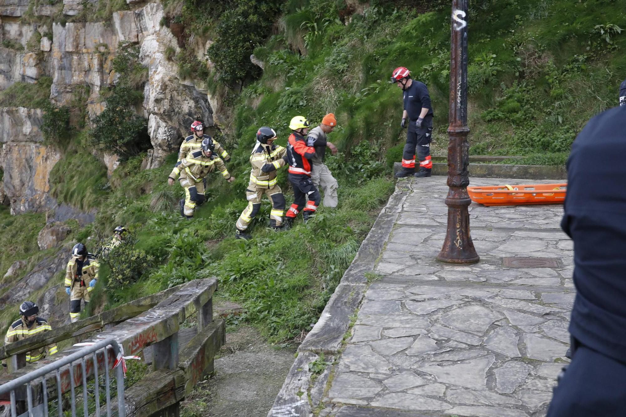 Así fue el amplio operativo para rescatar de las rocas a un hombre ebrio en Gijón (en imágenes)