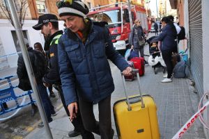 Evacuan de manera preventiva a los vecinos del bloque contiguo al que se derrumbó en Badalona