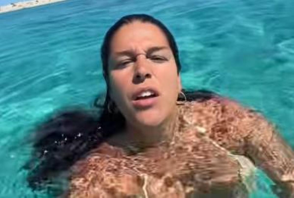 La influencer en la playa de ses Illetes