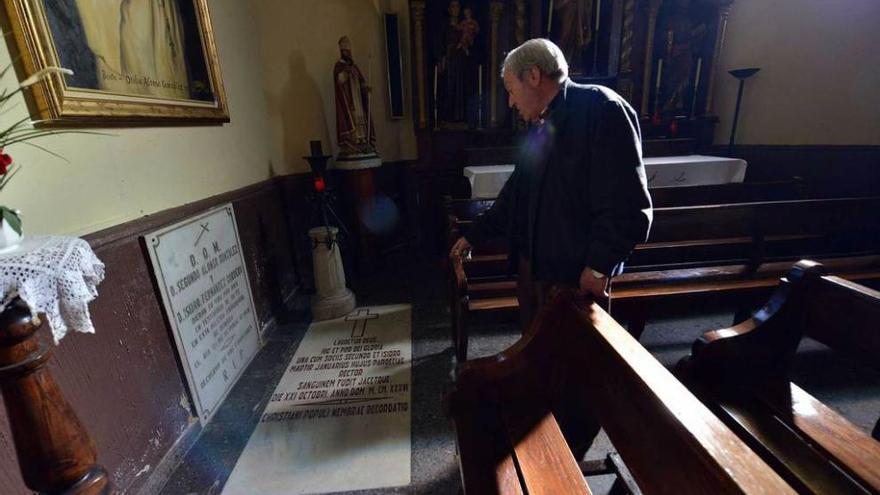 Enrique Iglesias muestra las sepulturas de los mártires en el templo de Nembra.