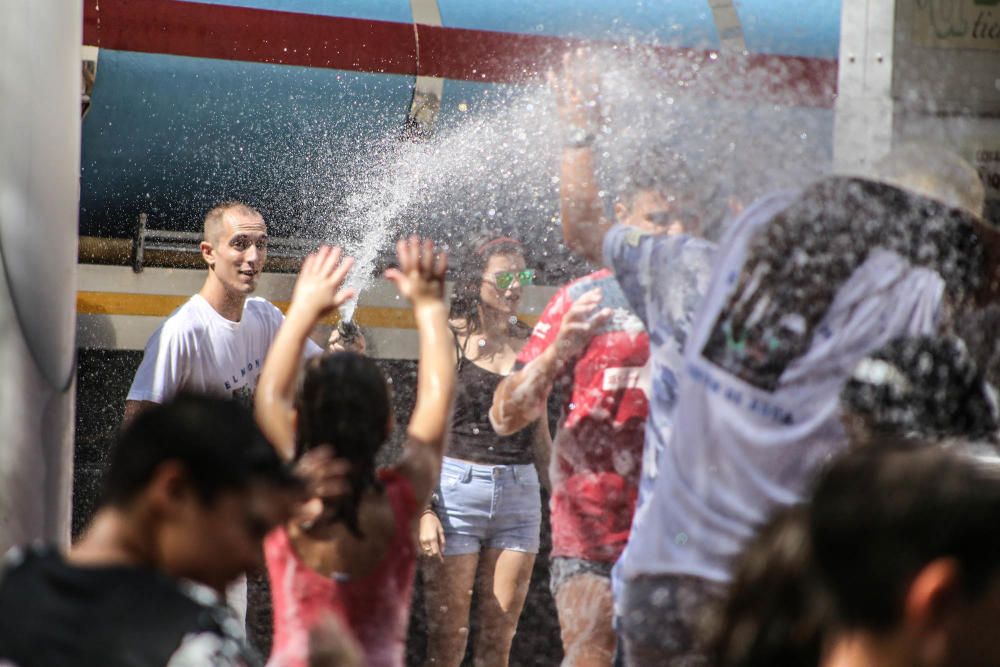 La fiesta y la alegría inundan Dolores tras el chupinazo de las fiestas patronales