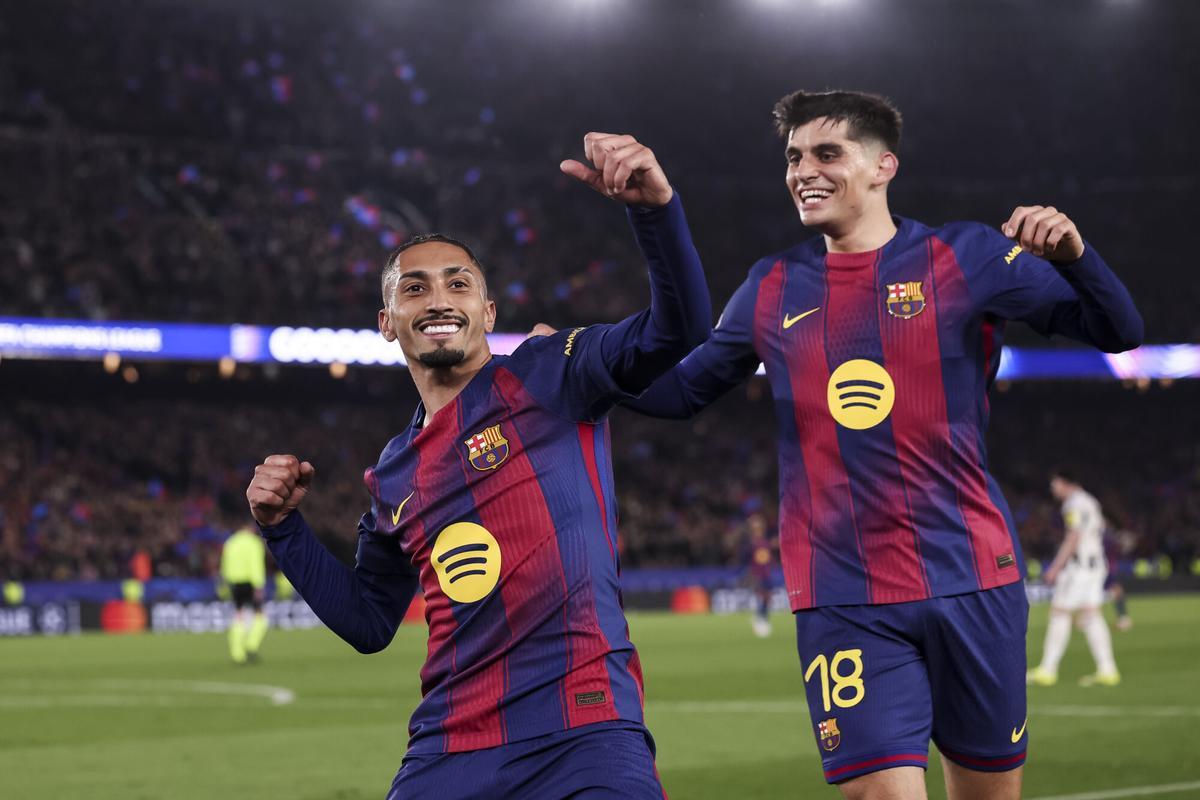 Raphinha y Gerard Martín celebran un gol
