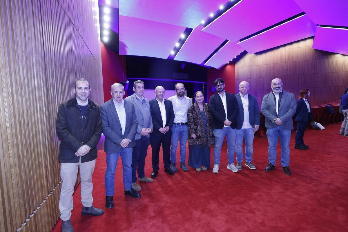 Por la izquierda, José Manuel González, Emilio García, José Ángel Toyos, José Manuel Fernández, Iván Allende, Salomé Samartino, Enrique Riestra, José Antonio Roque y Paulo García, este jueves, en Avilés.
