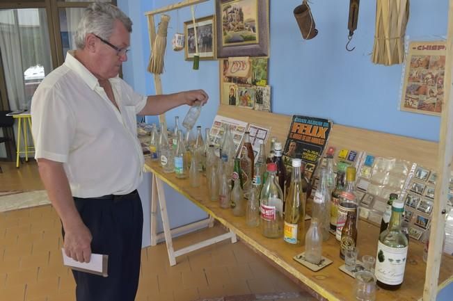 Exposición de libros y objetos antiguos, en El ...