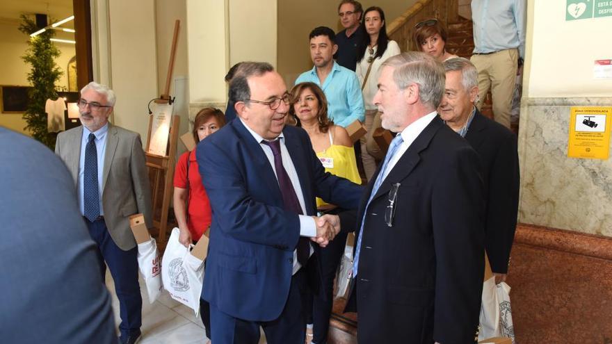 El rector de la UMU saluda al doctor Manuel Segovia.