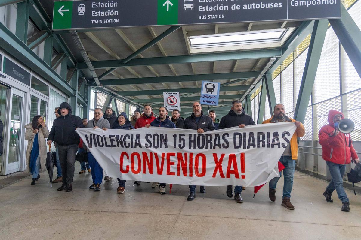 Trabajadores del transporte de viajeros por carretera en la concentración de la CIG en la Intermodal de Santiago.