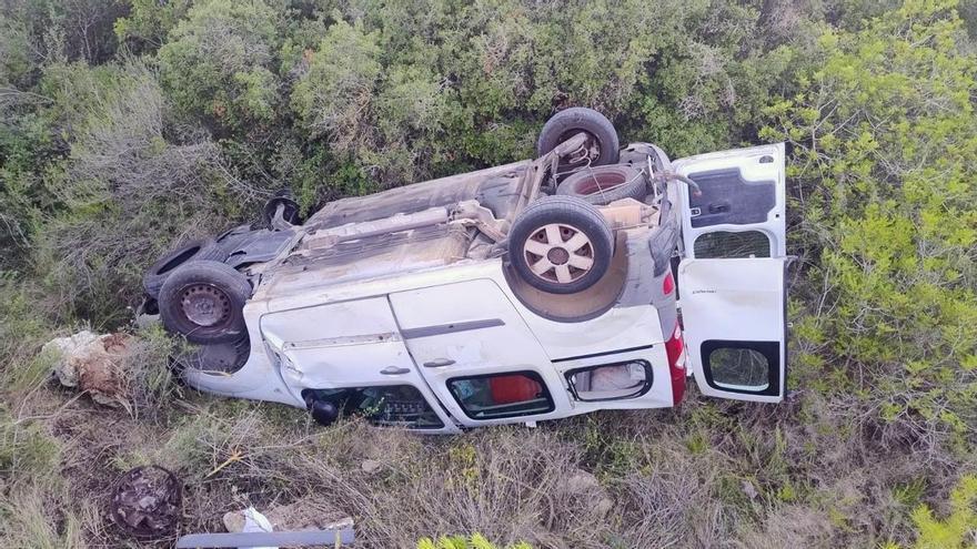 Queda atrapado en su furgoneta al caer por un barranco en el Camí de la Font de la Mata de Gata de Gorgos