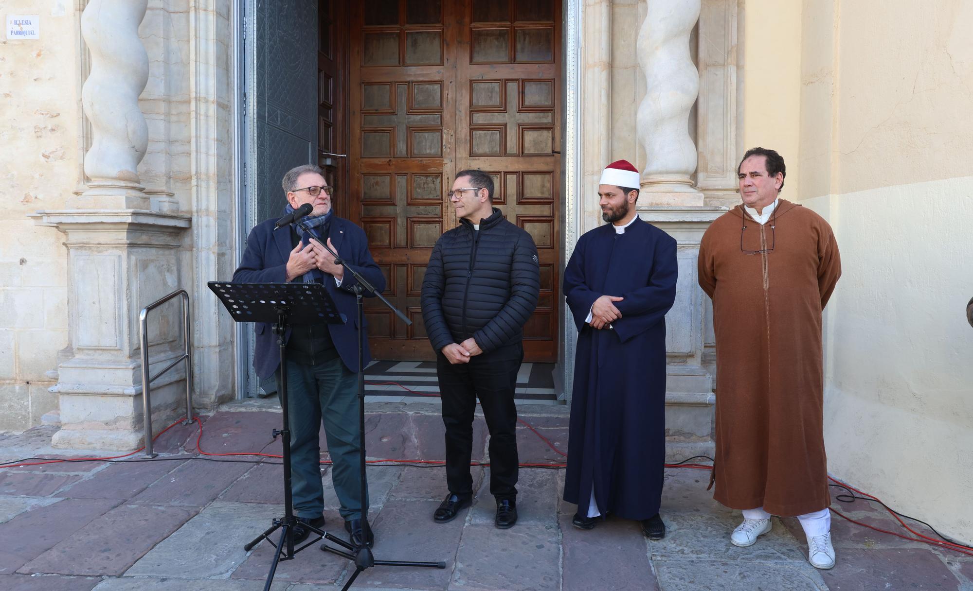 Acto conjunto del Centro Islámico de Torrent, el párroco de la iglesia de La Asunción y el alcalde.