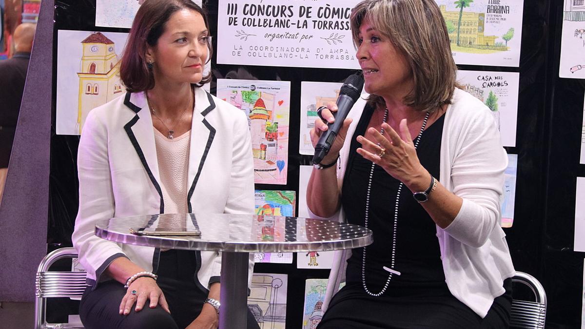 La ministra Reyes Maroto junto a la alcaldesa de L'Hospitalet, Núria Marín, durante su visita al Mercado Municipal de Collblanc