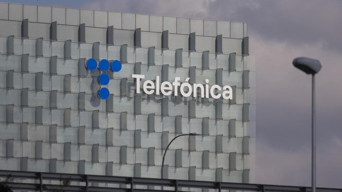 Fachada de la sede de Telefónica, en Madrid (España)