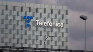 Fachada de la sede de Telefónica, en Madrid (España)