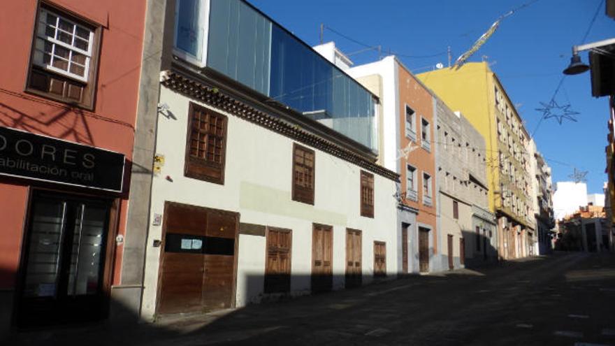 El edificio que alberga la sede de Bienestar Social, en el último tramo de la calle Herradores.