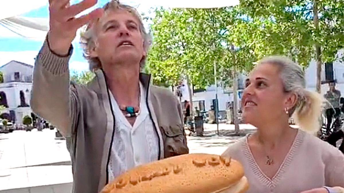 Jesús Calleja con la vecina de Las Navas de la Concepción