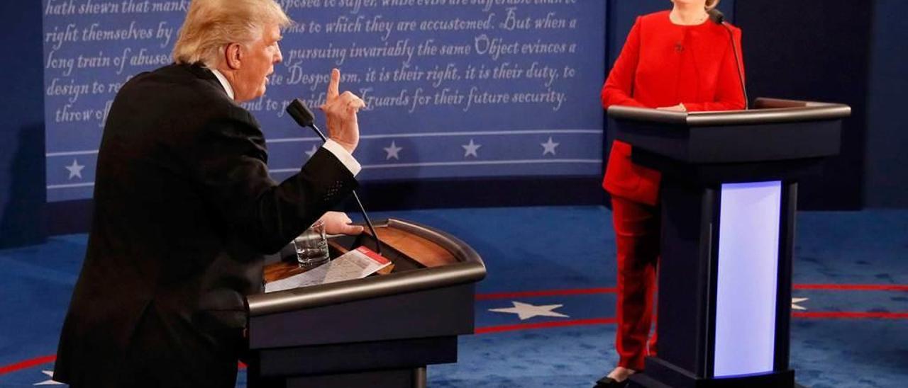 Trump y Clinton, durante el último debate electoral.
